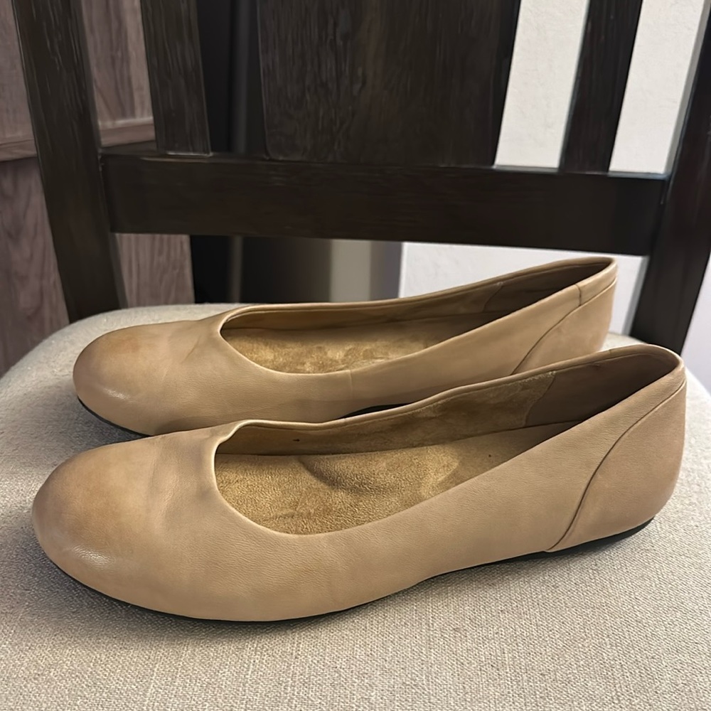 Softwalk Women’s Leather Round Toe Slip On Flats Tan Size 8